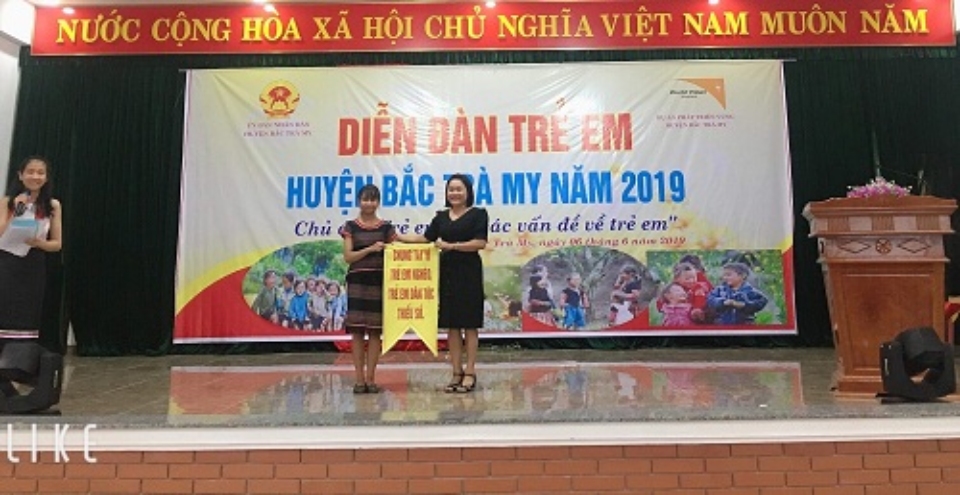 Đồng chí Huỳnh Thị Thùy Dung - Bí thư Huyện ủy, Chủ tịch HĐND huyện trao thông điệp cho trẻ em